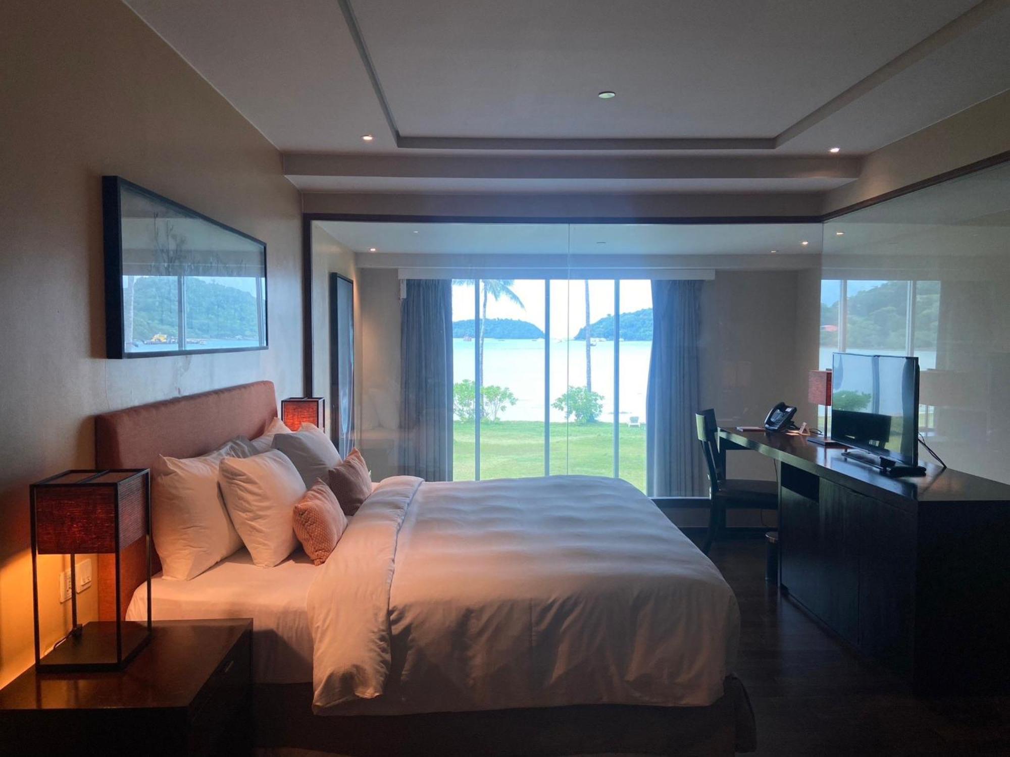 Phuket Panwa Beachfront Resort Екстер'єр фото